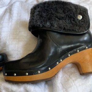 Women’s Uggs, size 6, Leather